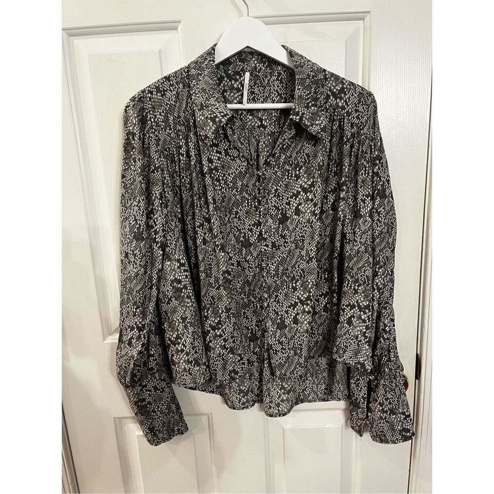 Free People Gray Snake Print Covered Button Blouse sz S EUC